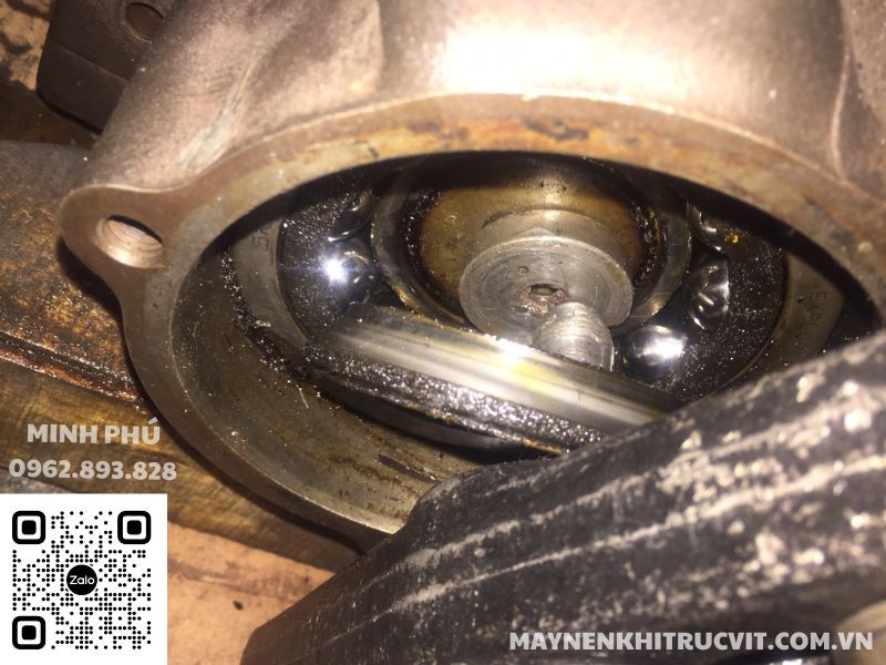 Dầu máy nén khí Atlas Copco thoát ra cùng khí nén Dầu máy nén khí Atlas Copco thoát ra cùng khí nén