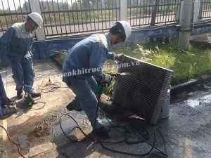 Vệ sinh két giải nhiệt máy nén khí Hitachi Vệ sinh két giải nhiệt máy nén khí Hitachi